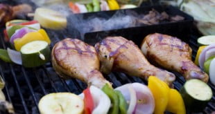 Choć przepis na udany grill to przede wszystkim tłuste mięsiow, warto spróbować zdrowych zamienników: warzyw i drobiu.