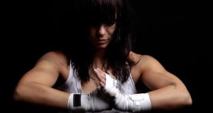 Aerobox jest doskonałym pomysłem, jeżeli rozglądasz się za intensywnym treningiem, który pomoże Ci szybko spalić tkankę tłuszczową.