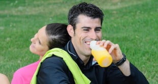 W domu również możesz przygotować napój izotoniczny. Wystarczy odpowiedni przepis.