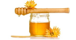 Miód działa doskonale na nasz organizm, jest również idealnym składnikiem domowych napojów izotonicznych.