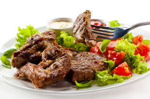 Możesz użyć mięsa wołowego lub wieprzowego.