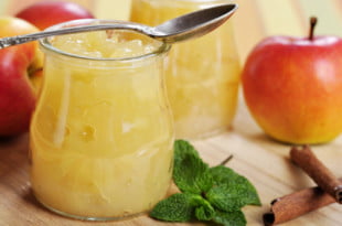 Lepiej skorzystać z przepisu i przygotować mus jabłkowy samej - wtedy na pewno wiesz, co się w nim znajduje.