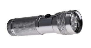 Jeżeli stawiamy na moc i wytrzymałość - wybierzymy normalną latarkę.