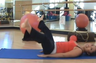 10 minut konkretnego pilatesu, który doskonale pomoże Ci wyrzeźbić odpowiednie mięśnie nóg, łydek i pośladków