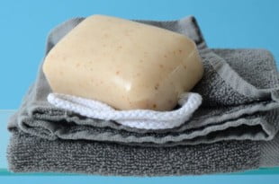Choć nieco zapomniane - szare mydło może być podpodstaowym kosmetykiem w Twoim domu.