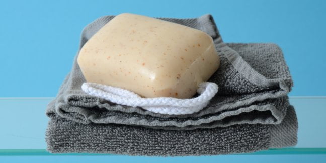 Choć nieco zapomniane - szare mydło może być podpodstaowym kosmetykiem w Twoim domu.