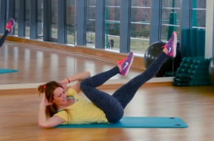 Dzięki temu treningowi Twoje wcięcie w talii będzie godne osy