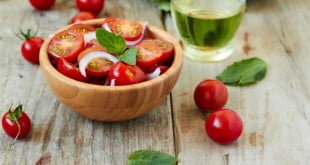 Przepisy na surówki z pomidorami, które urozmaicą Twój codzienny jadłospis.