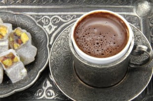 Przepis na tradycyjną kawę po turecku.