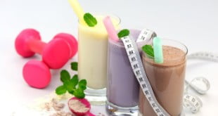 Do mleka dodaj trochę lodu, a uzyszkasz przepyszne smoothies.