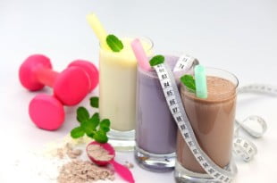Do mleka dodaj trochę lodu, a uzyszkasz przepyszne smoothies.