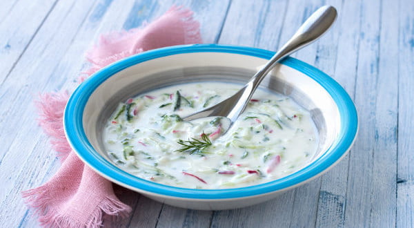 Dwa super przepisy na chłodniki: jagodowy z rzodkiewką ii ogórkowy z cukinii