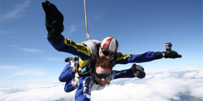 Skoki spadochronowe - co warto wiedzieć o pierwszym skoku?