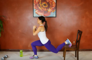 Uda i pośladki z krzesłem angażujące do pracy mięśnie.