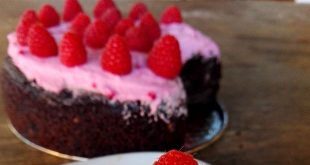 Pyszny przepis na zdrowe ciasto brownie z kremem malinowym.