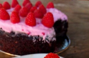 Pyszny przepis na zdrowe ciasto brownie z kremem malinowym.