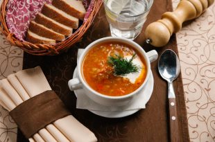 Przepis na zdrową zupę gulaszową z kiszoną kapustą.