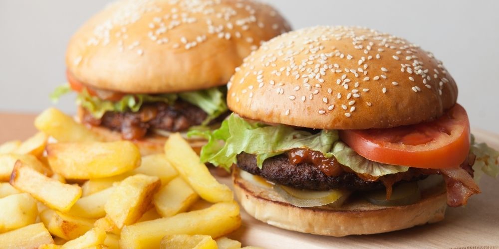 Tłuszcze trans występują w hamburgerach, frytkach oraz innych typowych fast foodach. 