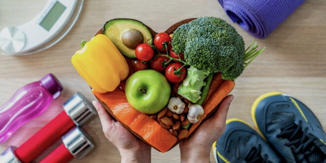 Waga, mata do ćwiczeń, buty sportowe i zdrowe produkty spożywcze – plan na dietę odchudzającą